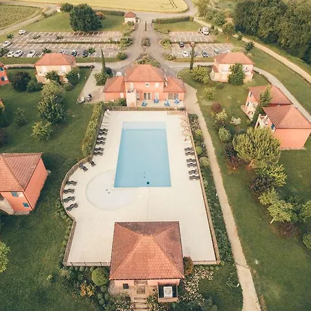 Terres De France - Domaine De Claire Rive 假日公园 3*