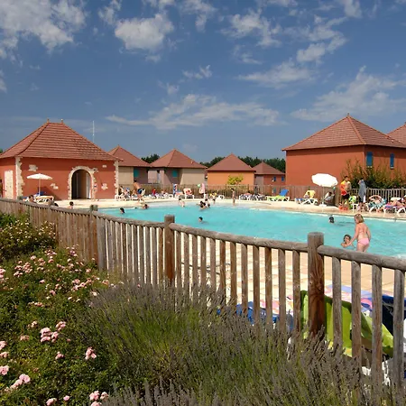 Holiday park Terres De France - Domaine De Claire Rive 3*