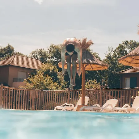 Holiday park Terres De France - Domaine De Claire Rive 3*