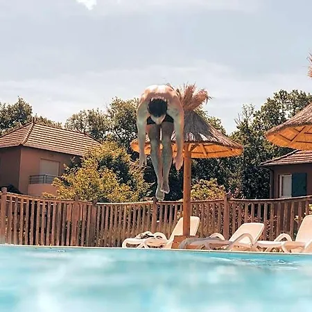 Prázdninový areál Terres De France - Domaine De Claire Rive 3*
